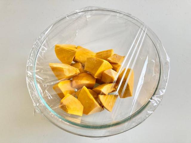 画像: 〈手順①〉自宅の電子レンジで加熱した方が手軽 (筆者撮影)