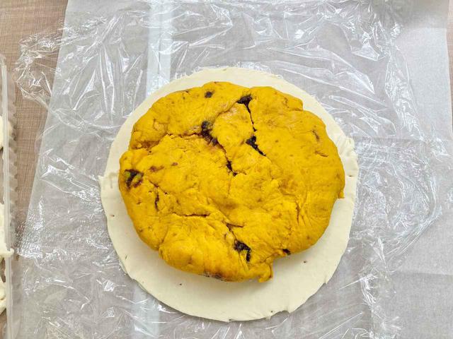 画像: 〈手順②〉袋から取り出して直接パイシートの上に (筆者撮影)