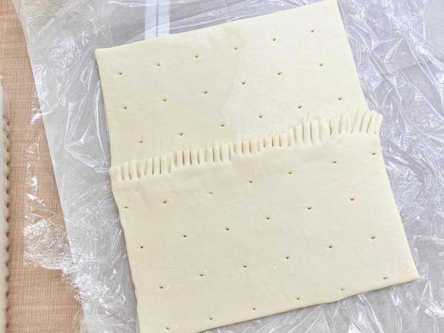 画像: 〈手順①〉パイシートが小さい場合2枚をくっつけて1枚に (筆者撮影)