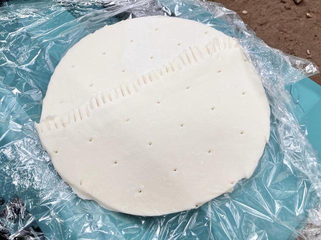 画像: 〈手順③〉パイの底になる部分/型紙の丸い輪郭に沿ってパイシートを丸く切り抜く (筆者撮影)