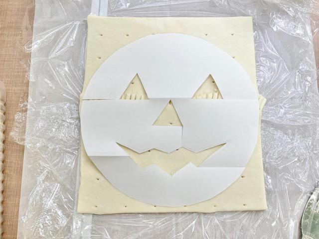画像: 〈手順②〉くっつけたパイシートの上に型紙を置く (筆者撮影)