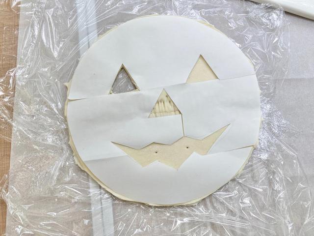 画像: 〈手順④〉蓋となるパイシートは目鼻口も切り抜く (筆者撮影)
