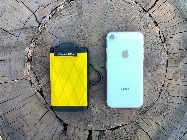 画像: トレイルバンクS(左)とiPhone8(右)