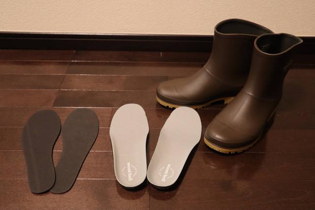 画像: 筆者撮影 サイズ調整用のインソール(左)も付いてくる/通常のインソール(右)