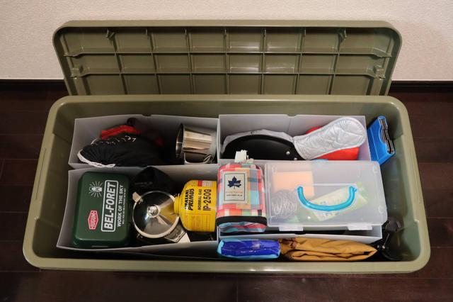 画像: 100均のプラスチックケースで4つの部屋に区分 (筆者撮影)