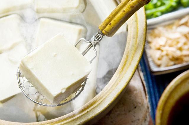画像: 湯豆腐の作り方・おすすめトッピングをご紹介 寒い季節の定番メニュー「湯豆腐」 はキャンプでも簡単