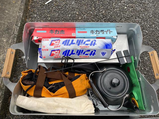 画像: 筆者撮影 やかん、ホットサンドクッカー、ちびパンなど調理道具系でまとめたボックス