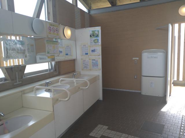 画像: 筆者撮影「おむつ替えスペースもあります」