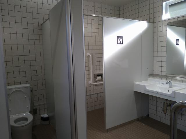画像: 筆者撮影「清潔なトイレで安心」