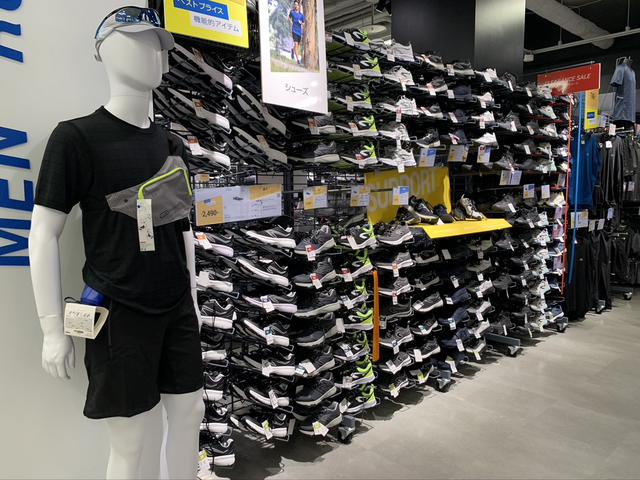 画像2: スポーツシューズ売り場 (筆者撮影)