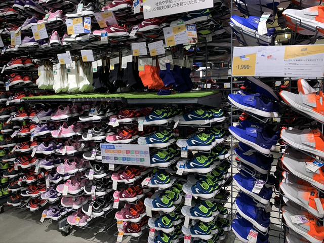 画像1: スポーツシューズ売り場 (筆者撮影)
