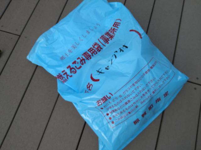 画像: 筆者撮影「100円で購入できる袋でごみ捨てOK」