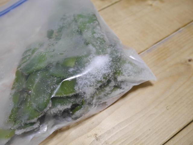 画像: 筆者撮影 水滴が残ったまま冷凍したモロッコインゲンは霜だらけに……。