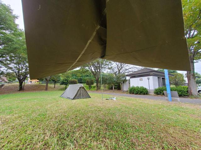 画像: 筆者撮影:生地が重く、設営が難しい