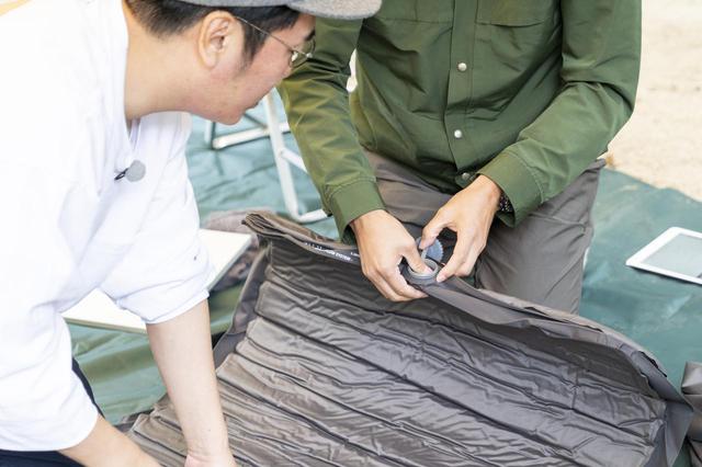 画像: photographer 吉田 達史 逆止弁部分を押す矢作さん