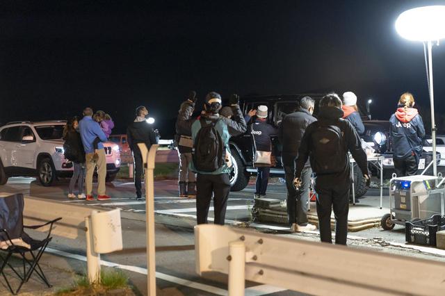 画像: イベント終わりに参加者を見送るイベント主催者のFCAジャパンのスタッフ Photographer 吉田 達史