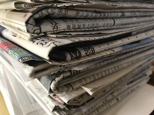 画像: 不要な新聞紙はアウトドアで活用可能! 炭・着火剤として「紙薪」を作ったり保温材として使ったりしよう