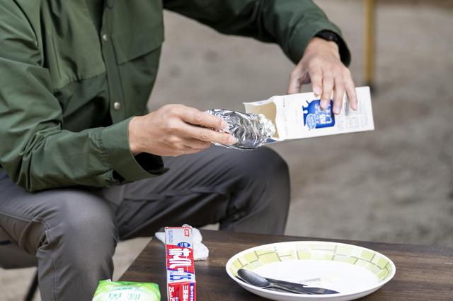 画像: 手順②:アルミホイルを2重にして包んだパンを牛乳パックの中へ (Photographer 吉田 達史)