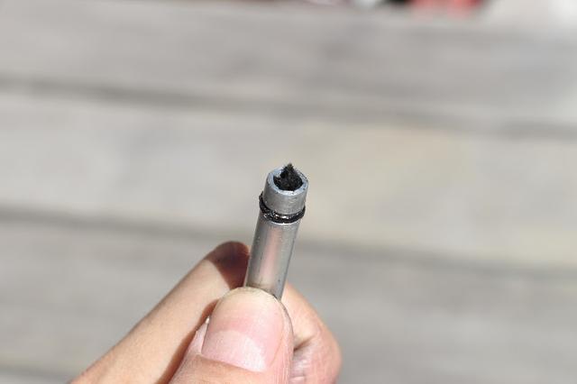 画像: 筆者撮影 先端の穴にチャークロスを入れます