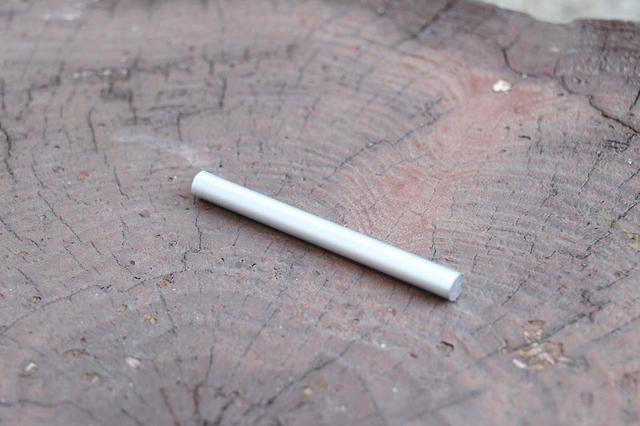 画像: 筆者撮影 金属棒を100mmに切ります