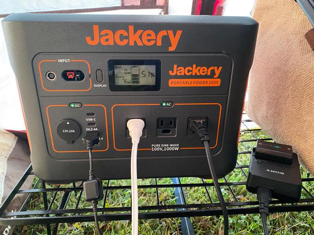 画像: 筆者撮影 電気毛布、USBライト、カメラのバッテリー充電で使用中