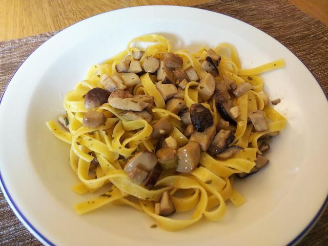 画像: タリアテッレのパスタと和えたフレッシュポルチーニ (筆者撮影)