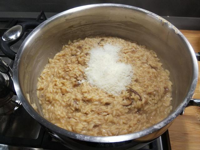 画像: 手順⑨:仕上げにバターと粉チーズを加える