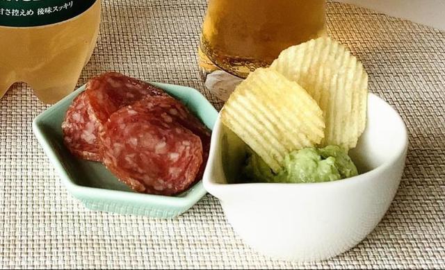 画像: (左)サラミ/(右)アボガドディップ (筆者撮影)