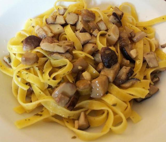 画像: パスタと和えたフレッシュポルチーニ (筆者撮影)