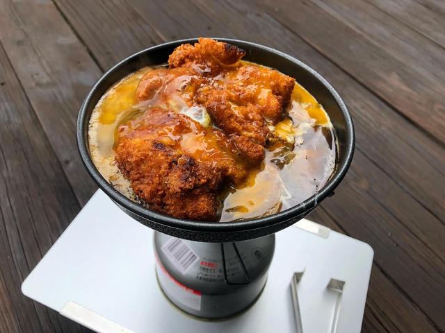 画像: 筆者撮影 ミニフライパンを使って、チキンカツ丼を作りました。バーナーはSOTO:ウインドマスターを使用