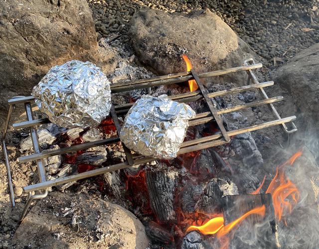 画像: 筆者撮影 肉まんを温めています。