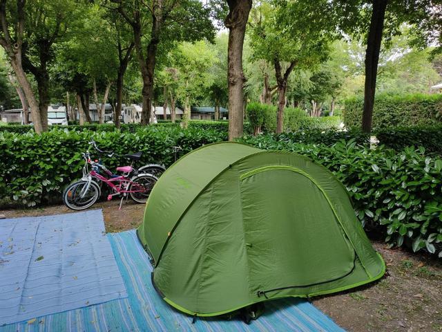画像: ツーセカンズシリーズのテントは一瞬で設営完了 ※ブルーのシートは関係ありません (筆者撮影)
