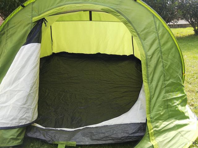 画像: 3人用だが、2人で使えば荷物を置くスペースも確保できる (筆者撮影)