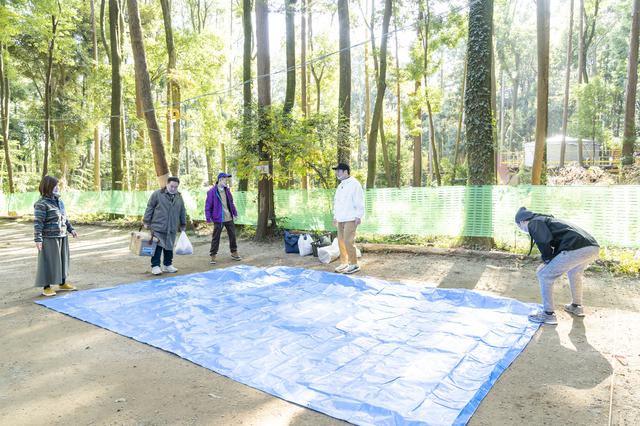 画像: ブルーシートを敷いて荷下ろし準備 (photographer 吉田 達史)