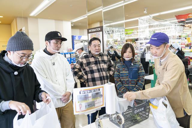 画像: 個性溢れる食材をGET (photographer 吉田 達史)