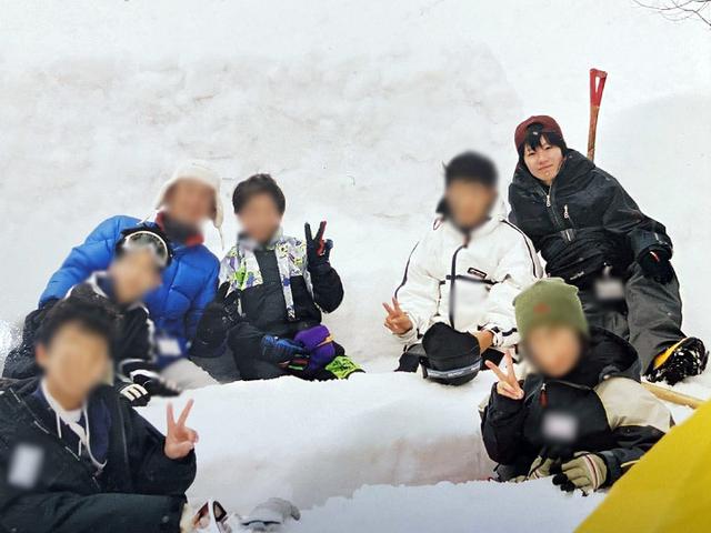 画像: 筆者撮影 イグルーの横に雪で作ったダイニングでくつろぐ