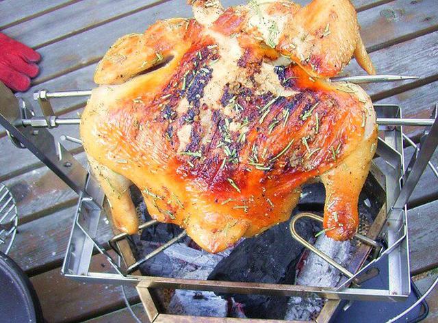 画像3: ソロキャンプでもクリスマスメニューを!鶏を丸ごと焼くロースト用スタンドの紹介&メスティンで作るチキンピラフレシピetc