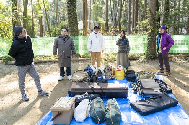 画像: キャンプ道具を下ろし終わって次の作戦に取り掛かる一同 (photographer 吉田 達史)