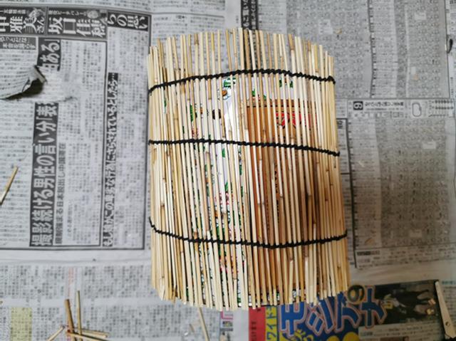 画像: 手順1.蚊取り線香の空き缶にすだれを巻いた様子 (筆者撮影)