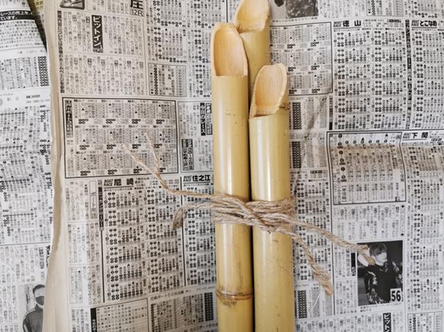 画像: 3本の竹を、作った縄で止めて「竹部分」の完成 (筆者撮影)