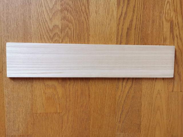 画像: 「迎春」の飾りつけ用木の板 (筆者撮影)