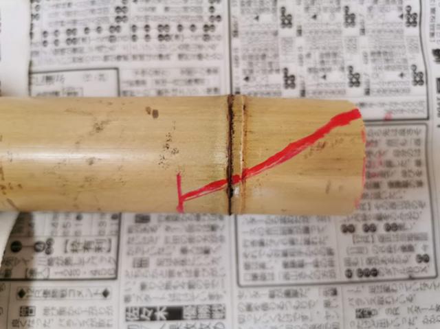 画像: 「そぎ」を作る為、赤ペンで印をつける (筆者撮影)