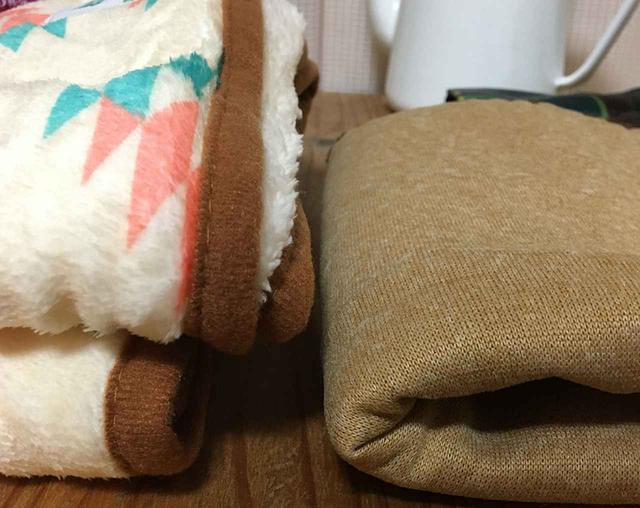 画像: 筆者 過去の福袋のブランケット(右)との厚みの比較