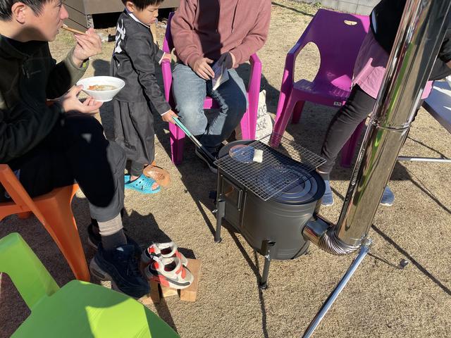 画像: 筆者撮影 ※息子が水遊びをして靴をびしょびしょに濡らしてしまいましたが、この距離に靴を置いて、30分後にはカラカラに乾いていました!