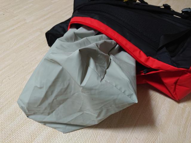 画像: 筆者撮影 防水袋にファスナーは一切ありません。