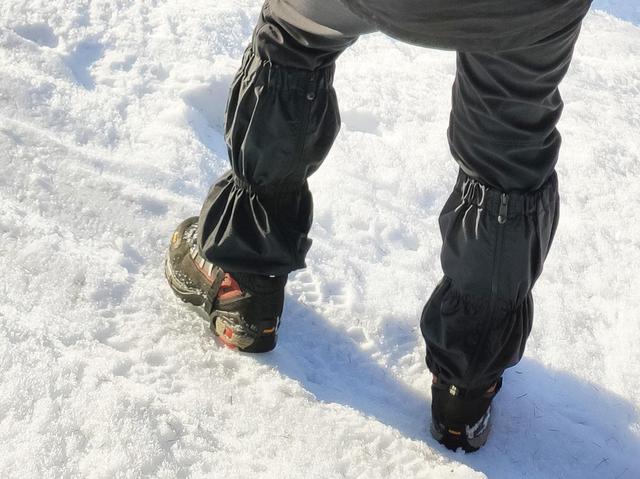 画像: ひざ下に装着するゲイターは上がってこないよう紐を靴の下に通して安定させる (筆者撮影)