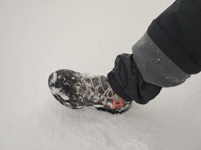 画像: 雪山用パンツのインナースパッツをハイカットの登山靴にぴったりとかぶせれば少量の雪を防げる (筆者撮影)