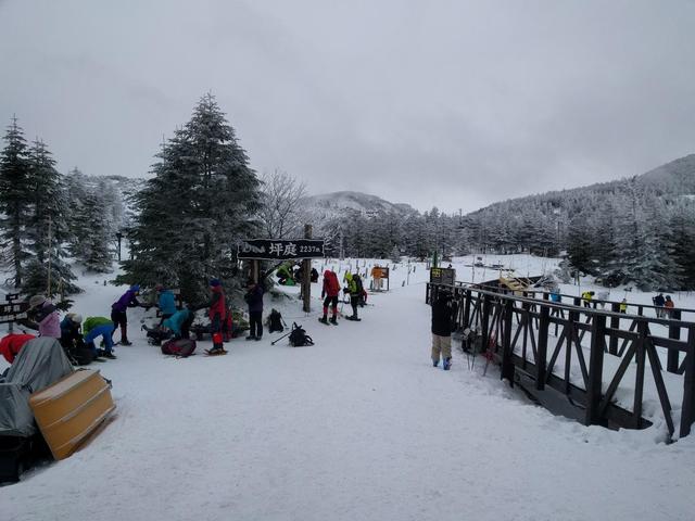 画像: 北八ヶ岳ロープウェイ山頂駅で準備する登山者 (筆者撮影)