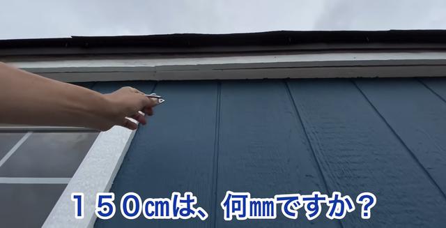 画像: 【タケト家の秘密基地作り#27】より 娘さんとコミュニケーションを取りながら、作業をすすめるタケトさん。