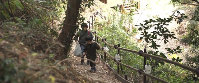 画像: 筆者撮影:海〜キャンプ場へと続く道。本丸・二の丸・三の丸エリアを行き来する時もここを通ります。